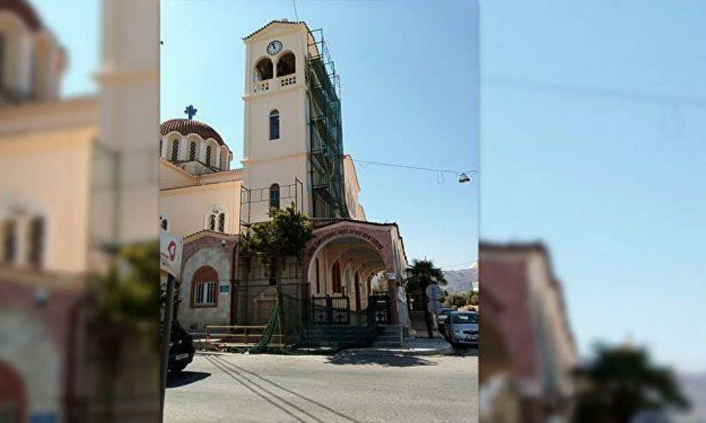 Αιγάλεω: Άνδρας απειλεί να πέσει από το καμπαναριό εκκλησίας